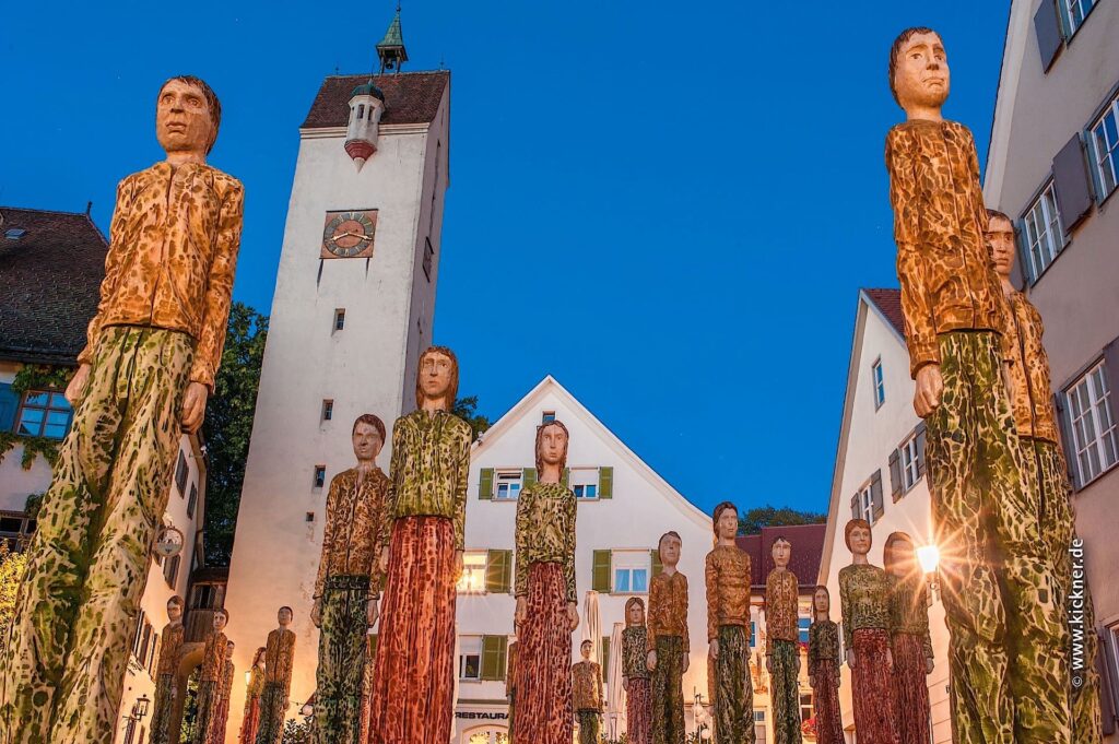 Eine Installation von 41 Holzskulpturen stand während des Kunstprojekts Odyssey 2013 in Leutkirch auf dem Rathausplatz als Mahnmal für Flucht, Vertreibung und Deportation