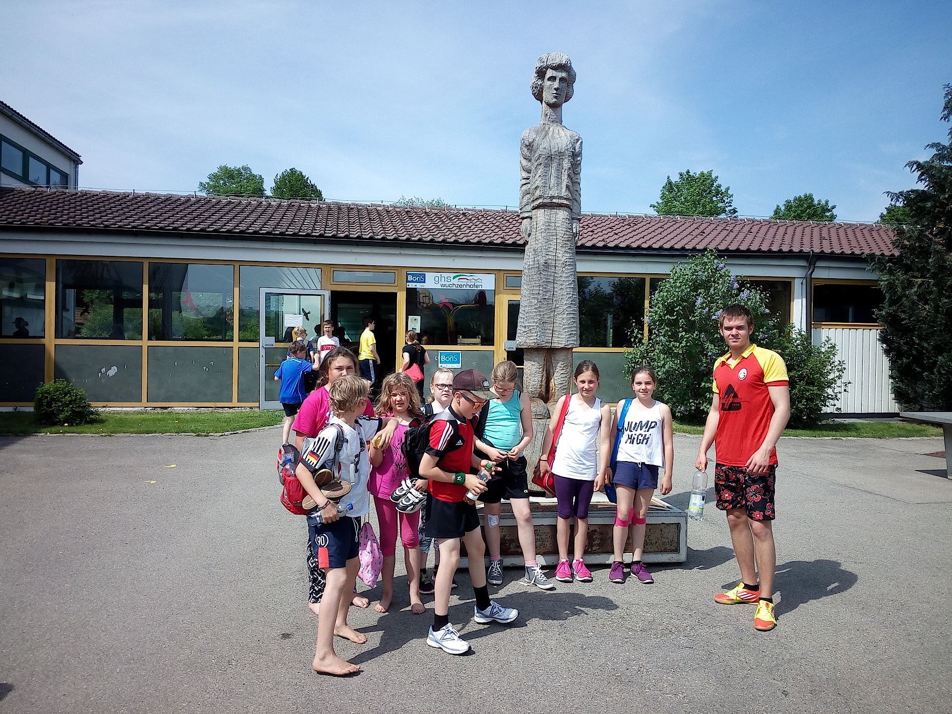 Lilo-Statue mit Schülern im Rahmen der Patenschaft 2015 vor der Grund- und Werkrealschule Wuchzenhofen. (Foto: Durber)