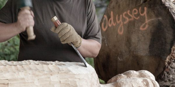 Robert Koenig schnitzt an der Figur